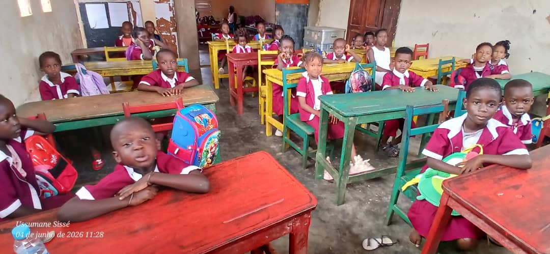 Kinder in einem Klassenzimmer des Jardim Comunitário Pedro Mulle Té